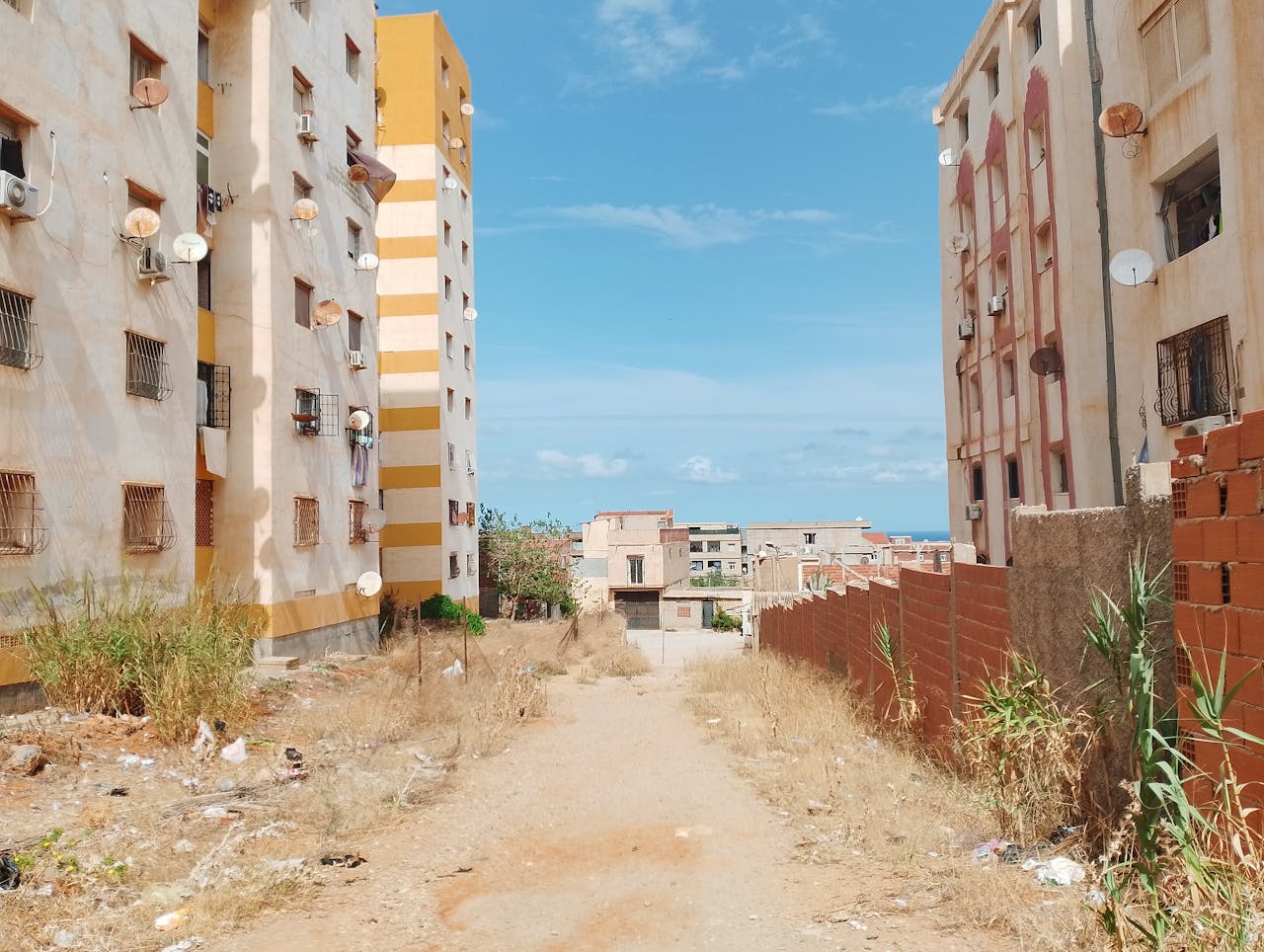 urban-alleyway-view-with-blue-sky-34040241